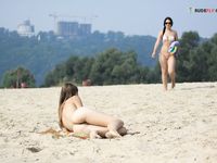 FOR HUMUNGOUS CUPCAKES PARAMOURS FROM FRENCH BEACHES.