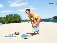 More femmes sunbathing on Barcelona plage.