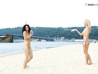 Cute femmes sunbathing on plage fredia Carrie.