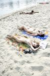 Cute femmes sunbathing on plage fredia Carrie.