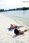 Cute femmes sunbathing on plage fredia Carrie.