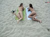 witness larraine jaw-dropping gal pal on the strand