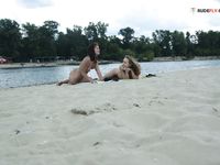 witness larraine jaw-dropping gal pal on the strand