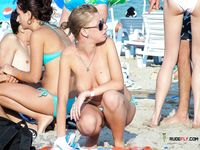 Sole e brezza di mare per un gruppo di donne in spiaggia nudista