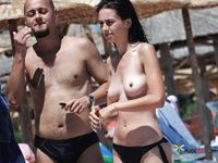 Un tranquilo paseo topless con vistas al océano en orilla soleada