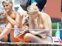 Slip blu e collana al limitare dell'acqua