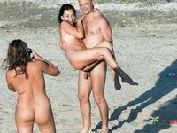 Teli Colorati Intorno mentre è in Ginocchio Nuda sulla Sabbia