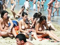 This nude beach girl loves flaunting her seductive curves