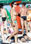 Topless i plavky: procházka pod zeleným slunečníkem