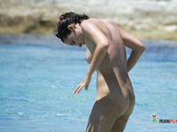Durch klares Wasser rennen am Strand