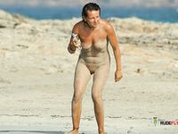 Durch klares Wasser rennen am Strand