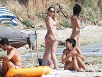 Spokojna chwila na plaży nudystów