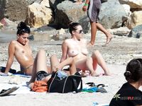 Topless Ontspannen in een Strandstoel onder de Zomerzon