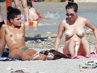 Topless Ontspannen in een Strandstoel onder de Zomerzon