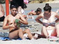 Topless Ontspannen in een Strandstoel onder de Zomerzon