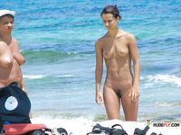 Passeggiata nuda lungo la riva con l'acqua azzurra accanto