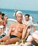 Klidné pobřeží při poklidné procházce po nudistické pláži