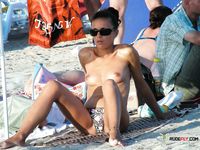 波打ち際に立つ、屋外ヌードのひととき