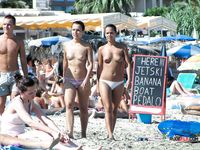 Slip bikini colorati e onde sullo sfondo della sua passeggiata topless
