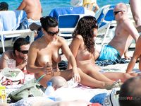 Slip bikini colorati e onde sullo sfondo della sua passeggiata topless