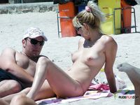 Klidný oceán v pozadí slunného odpoledne na topless pláži