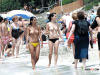 Ambiente abierto de playa junto a una mujer topless relajada