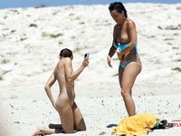 Nudistky společně na procházce po písečné pláži