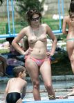 They love to put sun lotion on their skin 3