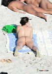 Spätnachmittagsruhe nackt auf gemustertem blauem Strandtuch