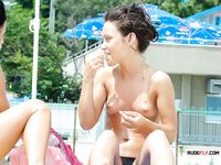 Samen in de zon: twee naturisten aan de open kust