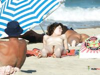 They love to put sun lotion on their skin 4