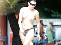 Buntes Schwimmtier in der Hand beim Waten am Nacktstrand