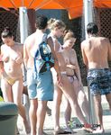 Gestreepte bikinibroekjes tijdens een zonnige topless wandeling over buiten trapjes