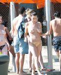 Gestreepte bikinibroekjes tijdens een zonnige topless wandeling over buiten trapjes