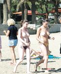 Gestreepte bikinibroekjes tijdens een zonnige topless wandeling over buiten trapjes