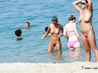 La promenade paisible sur une plage naturiste, libre et ouverte