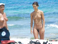 Confiance en pleine lumière au bord de l'eau sur une plage naturiste
