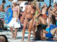 Topless op het zand — een rustige zonnige strandmiddag