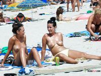 Zelená osuška a slunečná pohoda na rušné topless pláži