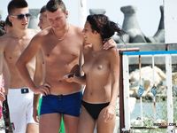 Zelená osuška a slunečná pohoda na rušné topless pláži