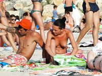 Zelená osuška a slunečná pohoda na rušné topless pláži
