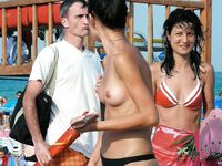 Zwei Freundinnen oben ohne schauen gemeinsam Fotos