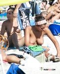 Bas de bikini rouge dans les bas-fonds, promenade topless