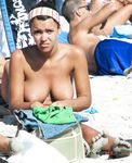 Bas de bikini rouge dans les bas-fonds, promenade topless