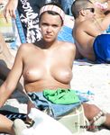 Bas de bikini rouge dans les bas-fonds, promenade topless