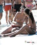 Oranžové spodní díly plavky při topless procházce mělkou vodou