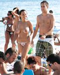 Relax topless en playa de arena con el océano al fondo