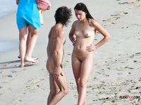 Objetí u vln na slunné nudistické pláži