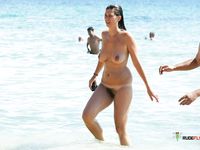 Gemeinsam durch flaches Wasser am Oben-ohne-Strand