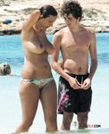 Druk zonnig strand: topless wandelaars op het zand